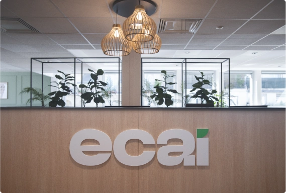 bureau du cabinet ECAI, avec leur logo sur un bureau d'accueil