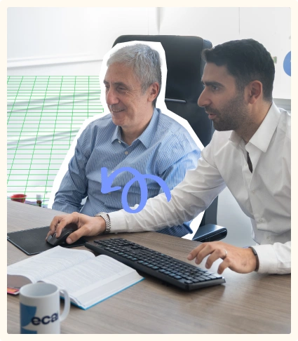 Jérémy SOUED et Maurice SOUED devant un ordinateur