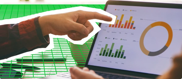 un collaborateur du cabinet ECAI présentant des graphiques de comptes consolidés